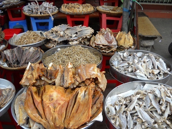 Cá khô bẩn bày bán tại chợ