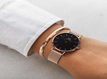 Check code co kiem tra that gia dong ho Daniel Wellington khong?